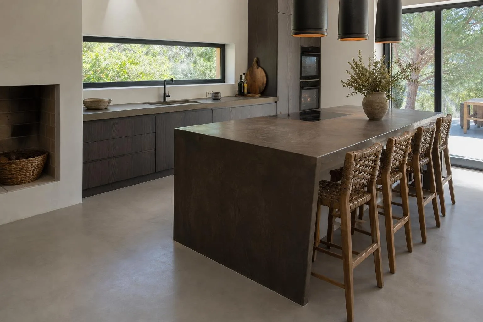 Cocina con suelo continuo de microcemento
