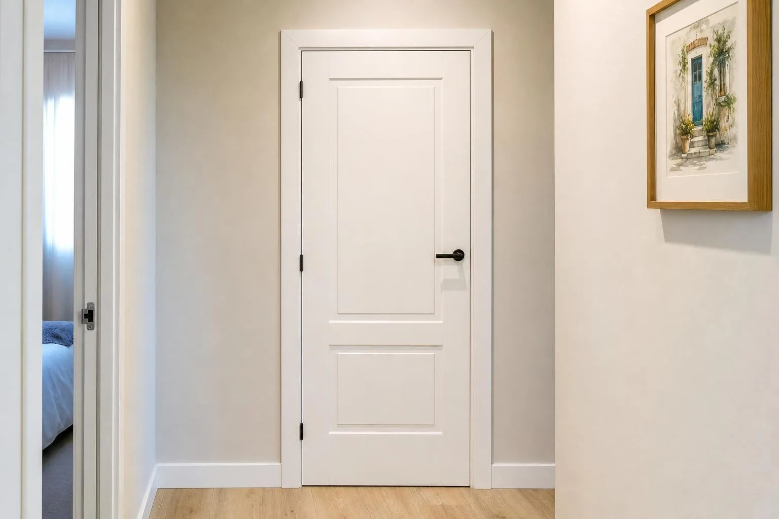 Puerta de baño recién colocada con marco y rodapié