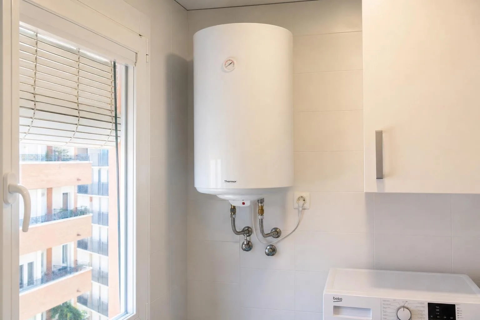 Termo eléctrico instalado en un lavadero