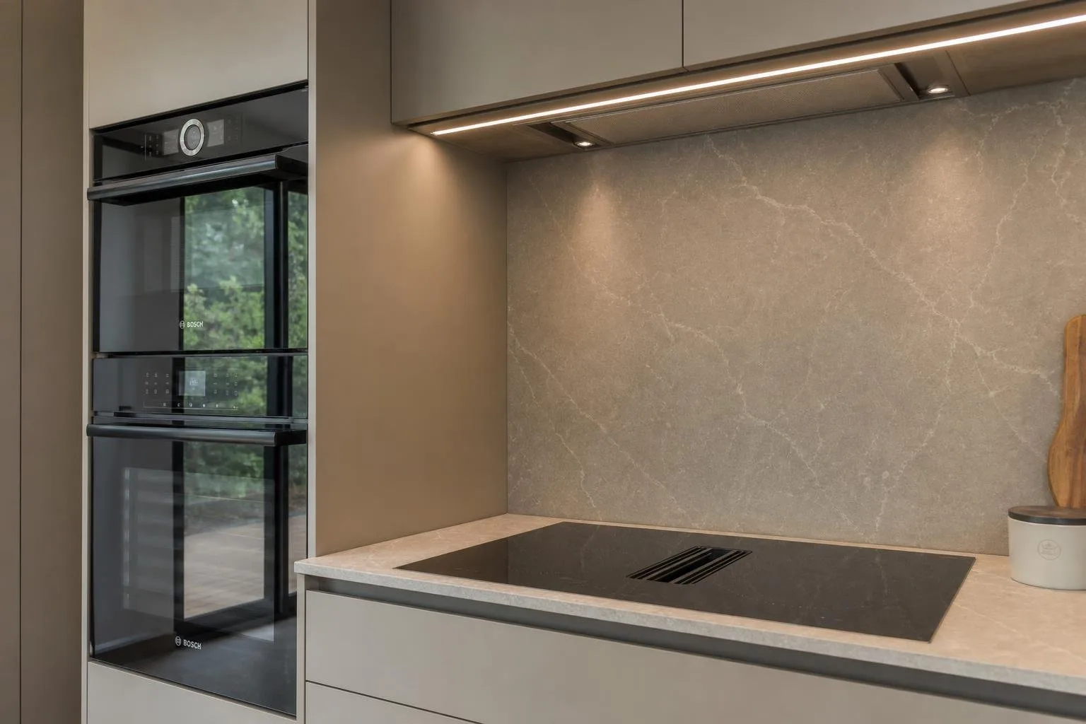 Columna de horno y placa de inducción en una cocina nueva