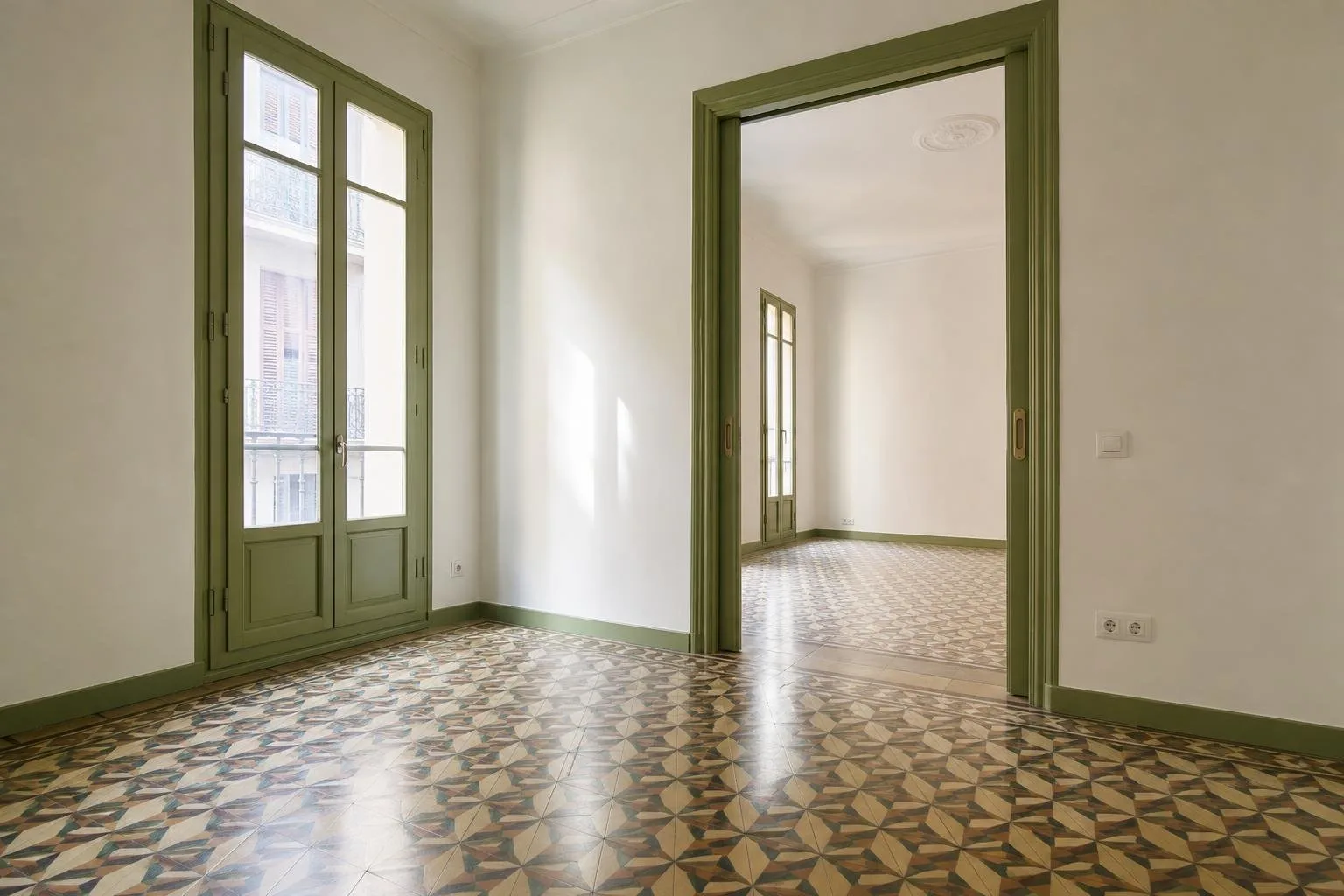 Piso antiguo con suelo hidráulico restaurado y paredes pintadas
