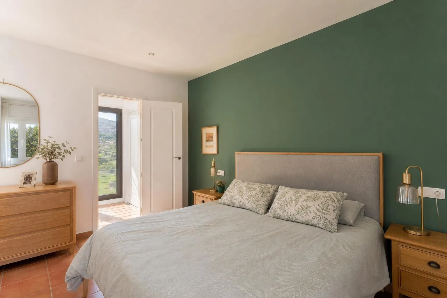 Dormitorio con una pared de acento en verde oscuro
