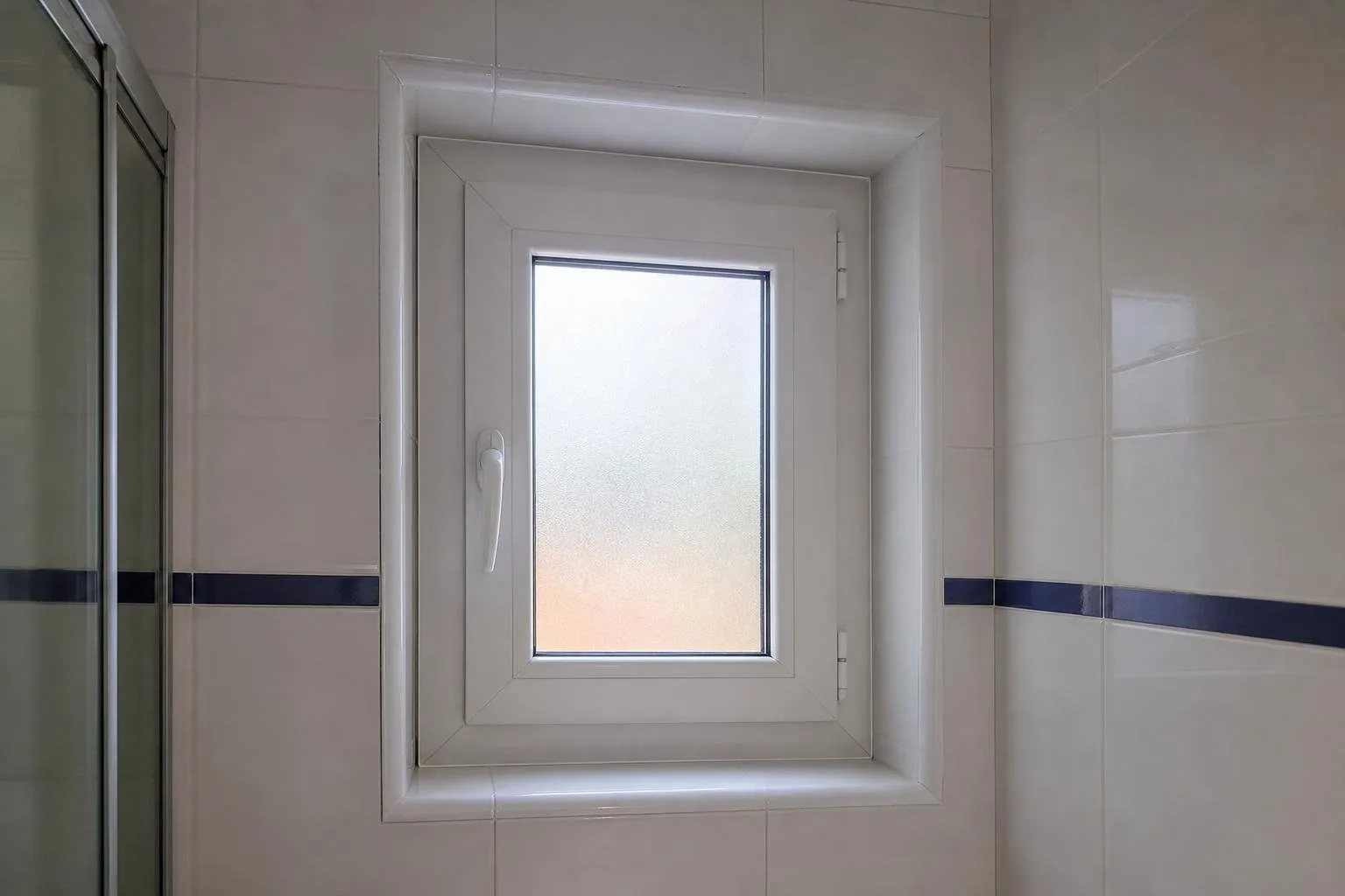 Ventana de PVC con vidrio opaco en un baño