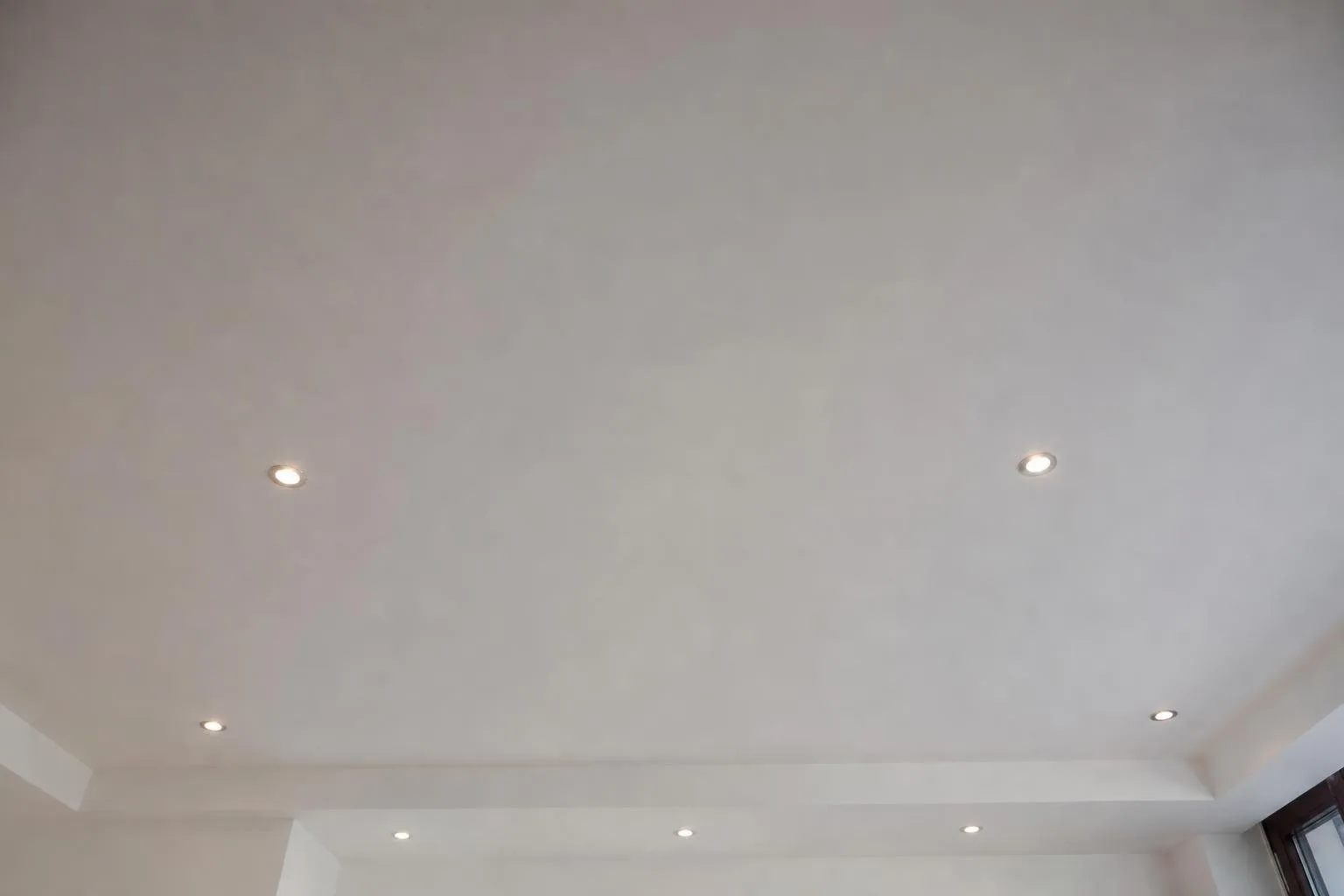 Techo pintado en blanco con focos empotrados