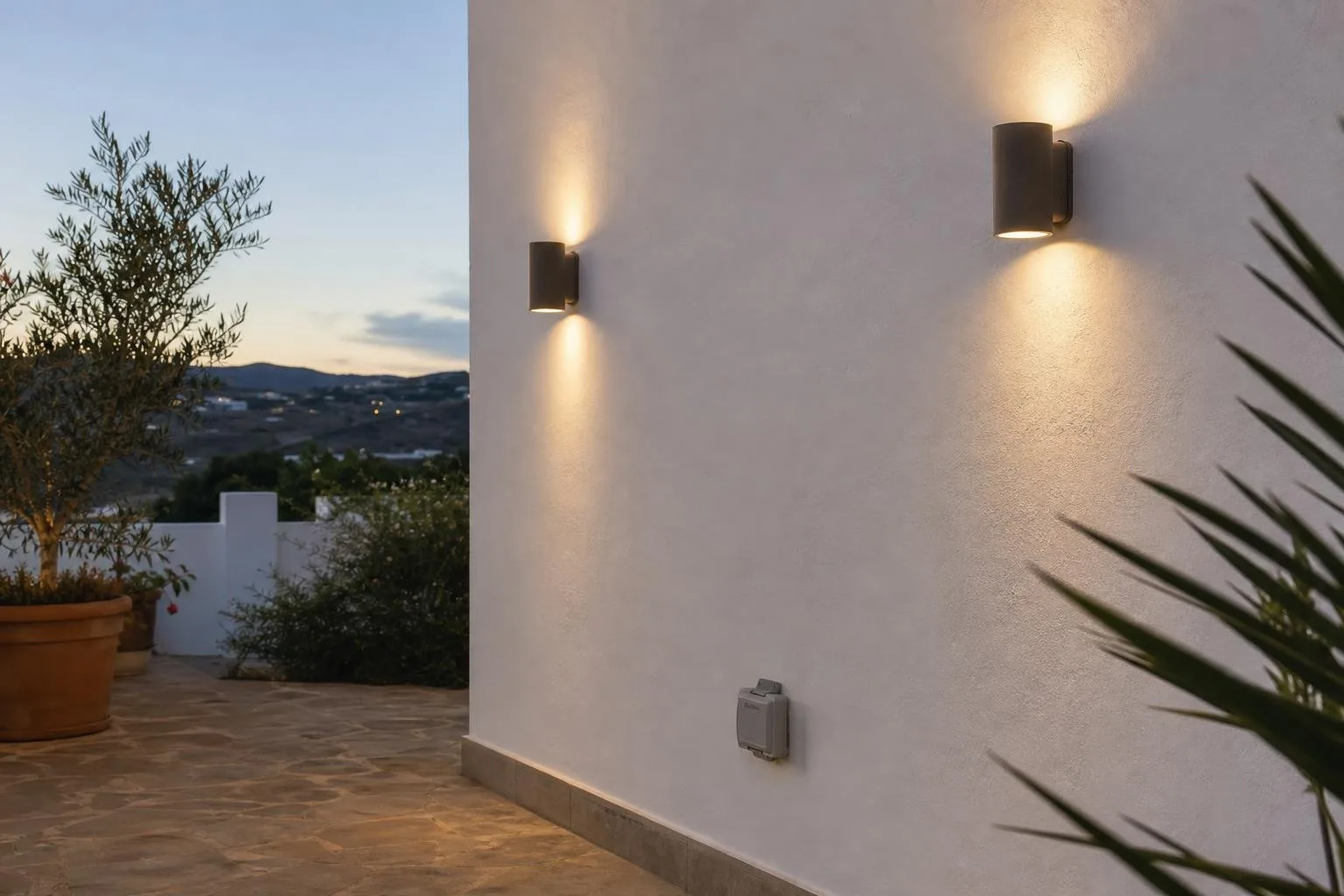 Apliques exteriores y enchufe estanco en una terraza